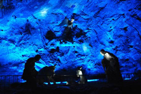 Altar feito em sal, na entrada da Catedral de Sal em Zipaquirá, próximo à Bogotá, na Colômbia